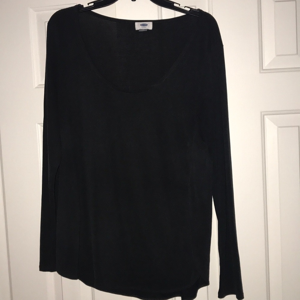 Scoop neck long sleeve black shirt